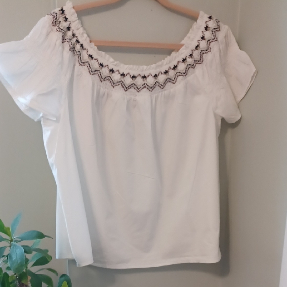 Old Navy Sz XL, pure White Smocked Embroidered Blouse With Capped Sleeves.